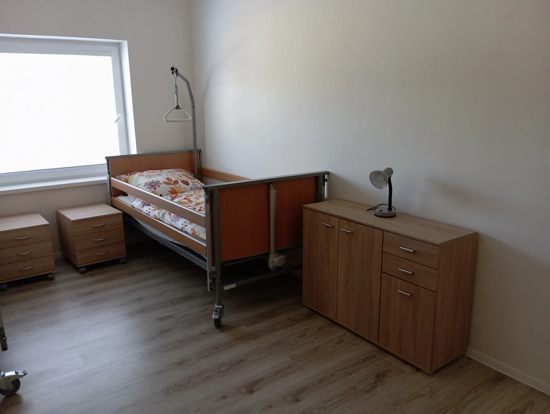 Izba klientov s polohovateľnou posteľou