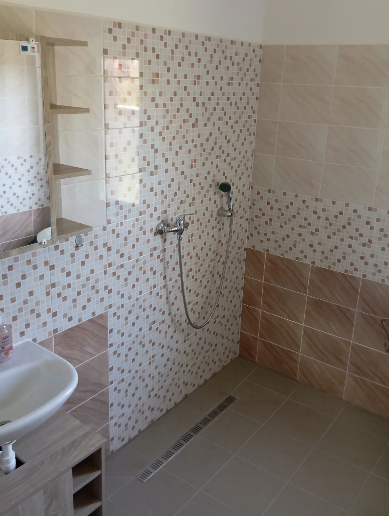 Bezbariérová kúpeľňa so sprchovacím kútom
